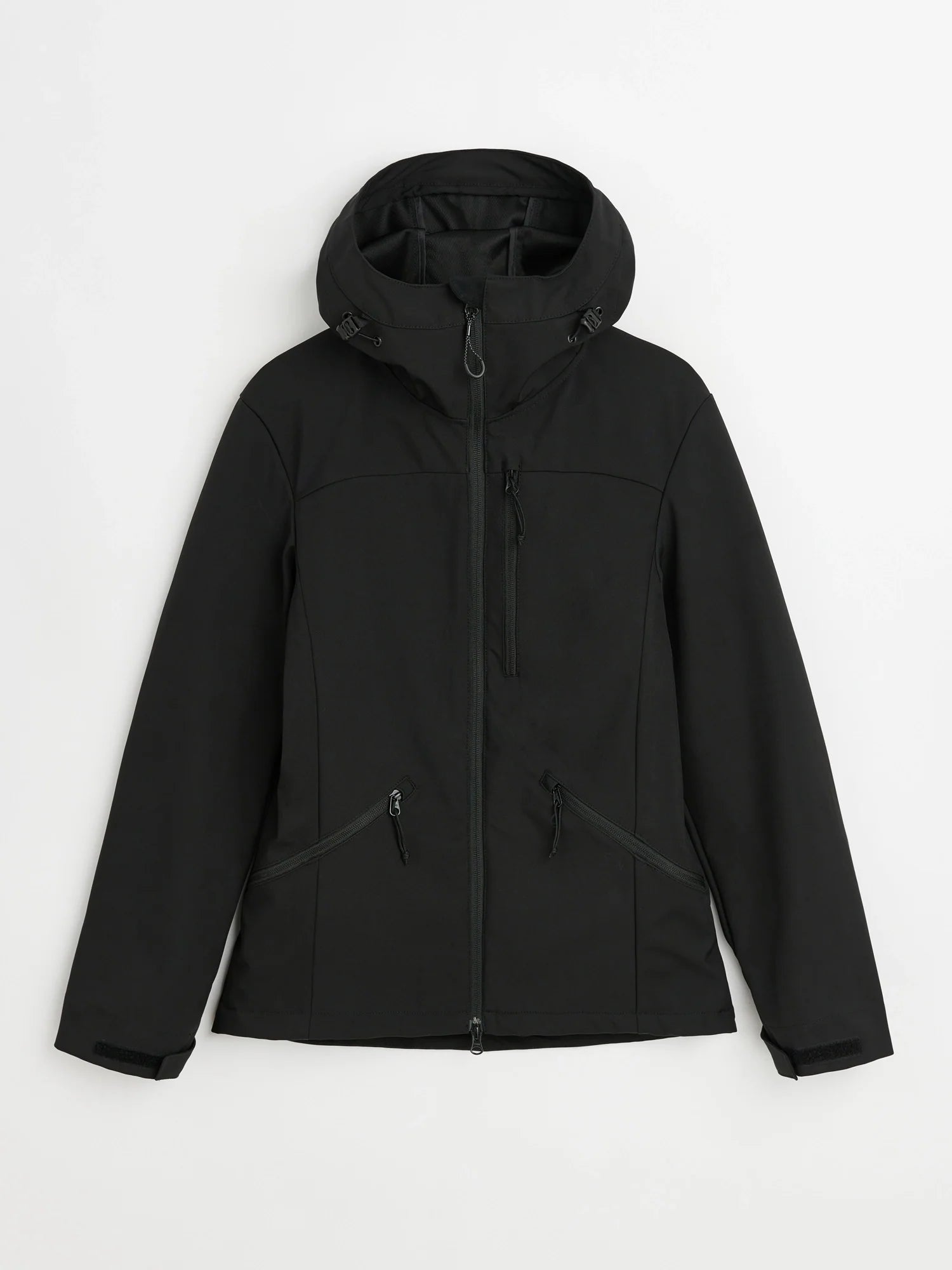 Softshelljacka Berit, tillverkad av 100% återvunnen polyester, med justerbar huva och förböjda ärmar. Vattenavvisande, vindtät och perfekt för aktiva ryttare.